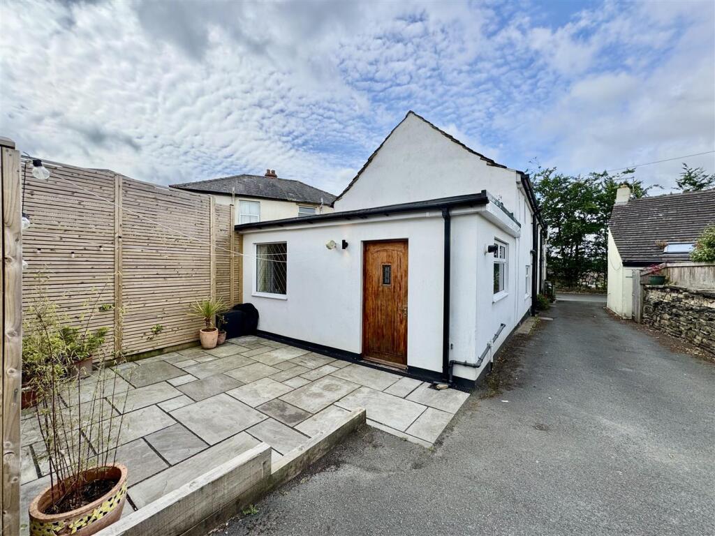 Main image of property: Highgate Lane, Lepton, Huddersfield, HD8 0HQ