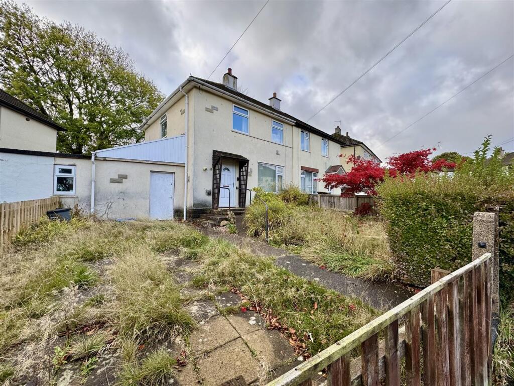 Main image of property: Crescent Royd, Almondbury, Huddersfield, HD5 8SL