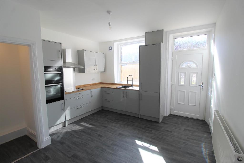 5 bedroom terraced house for sale in Wakefield Road, Waterloo