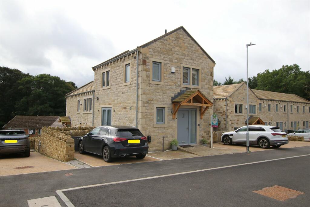 3 bedroom end of terrace house for sale in Deyne Brook Court