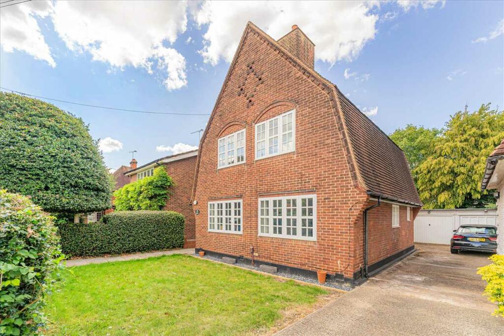 4 bedroom detached house for sale in Meadway, Romford, RM2