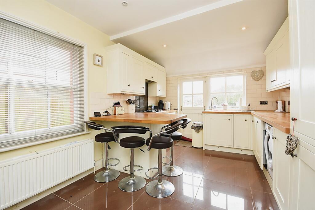 4 bedroom semidetached house for sale in Robin Hood Road, Brentwood, CM15