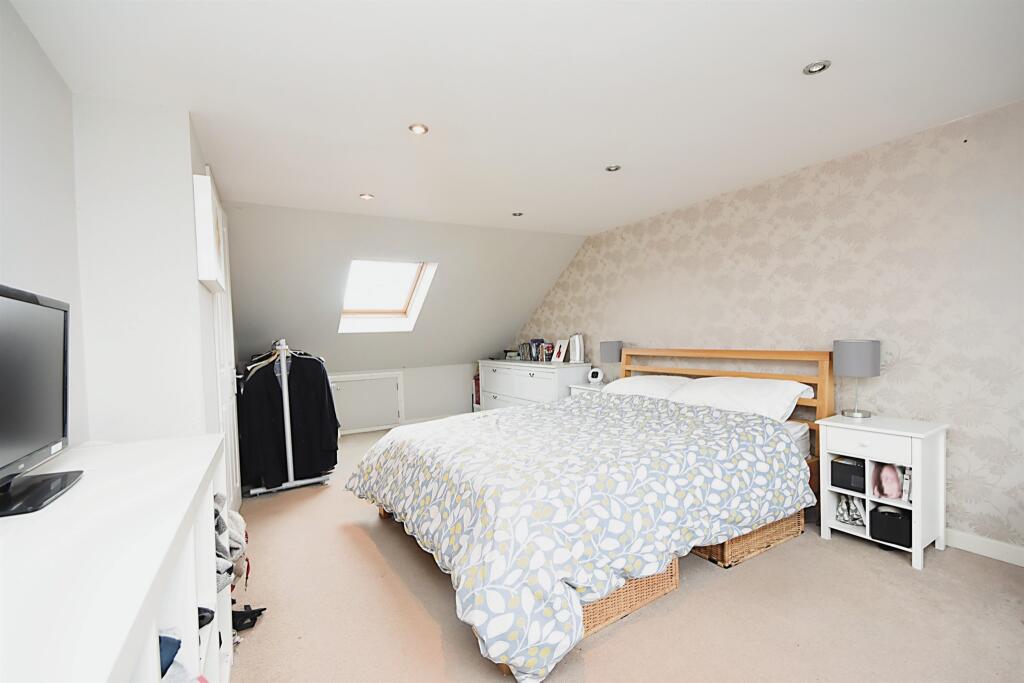 4 bedroom semidetached house for sale in Robin Hood Road, Brentwood, CM15