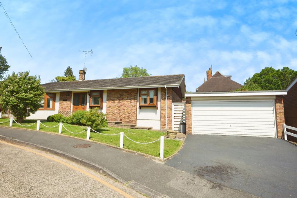 3 bedroom detached bungalow for sale in Lewis Close, Shenfield