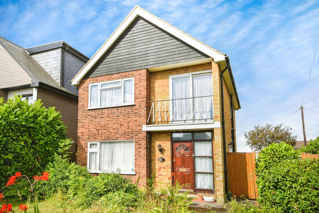 3 bedroom detached house for sale in Doddinghurst Road, Brentwood, CM15