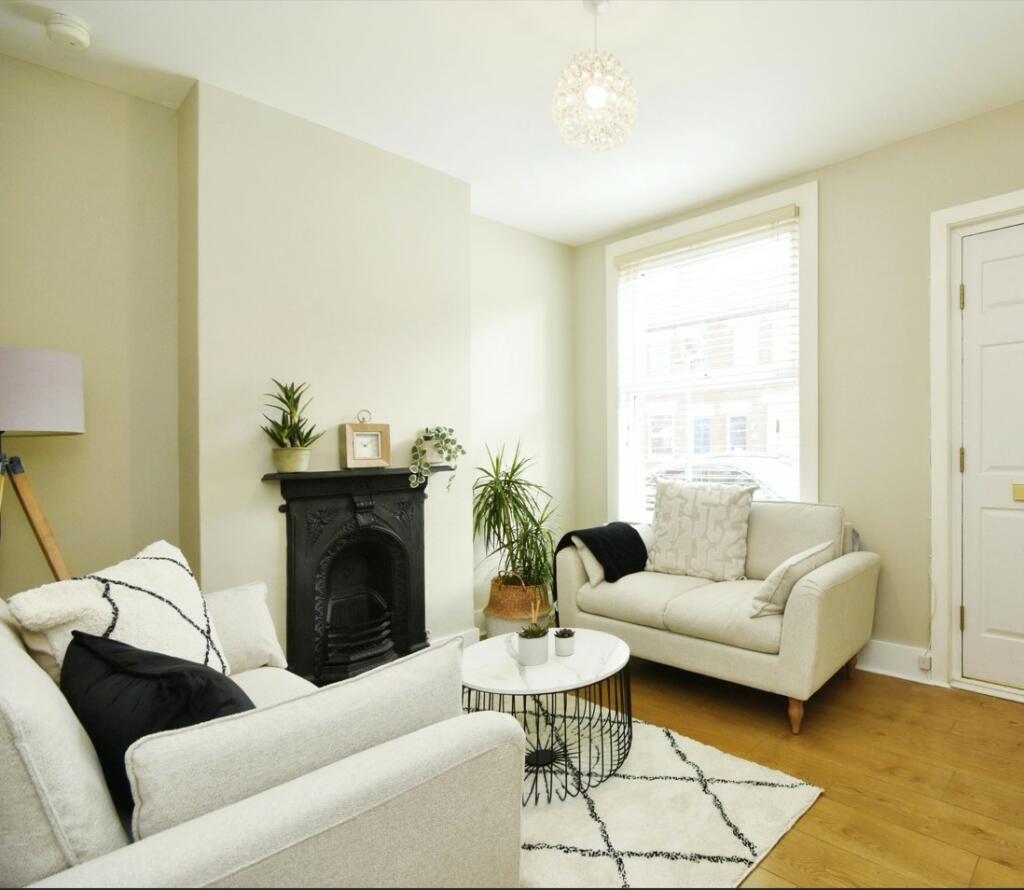 2 bedroom terraced house for sale in North Road Avenue, BRENTWOOD, CM14