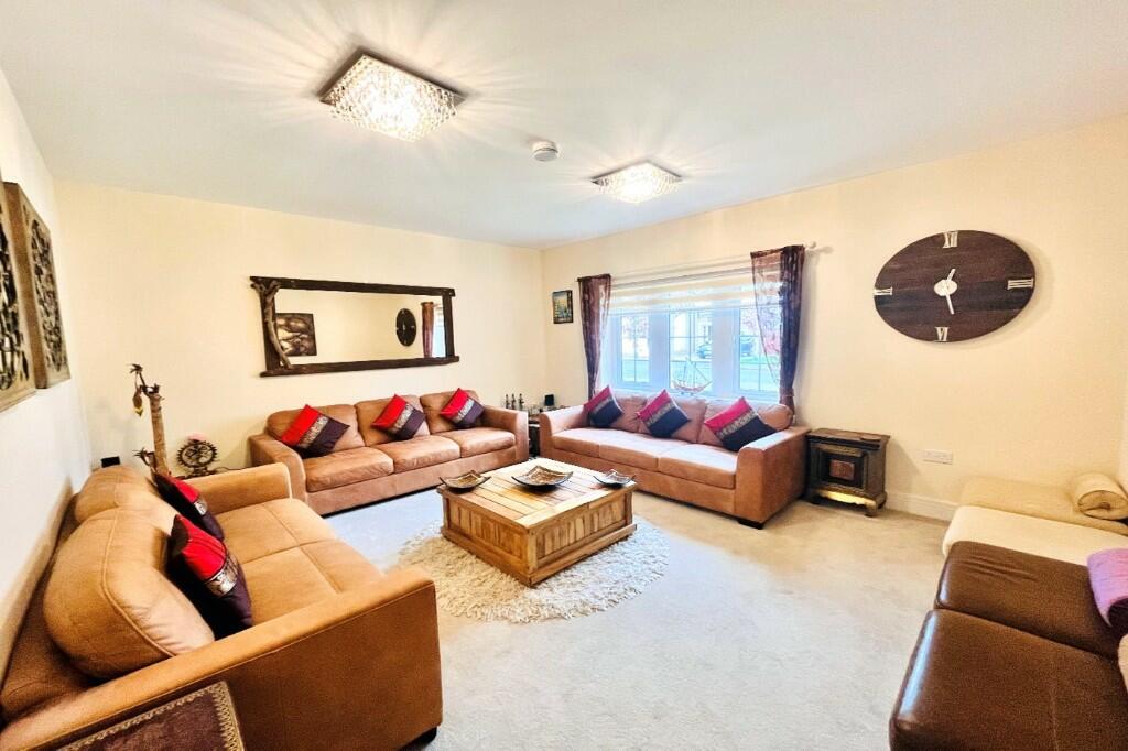 5 bedroom detached house for sale in Crosshill Road,