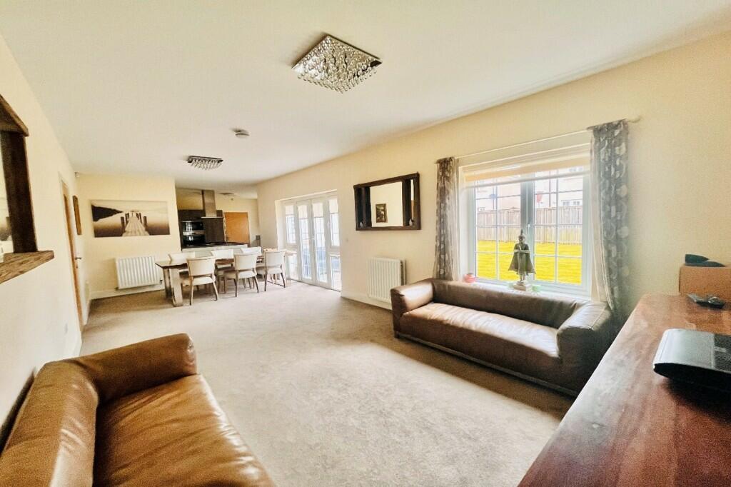 5 bedroom detached house for sale in Crosshill Road,