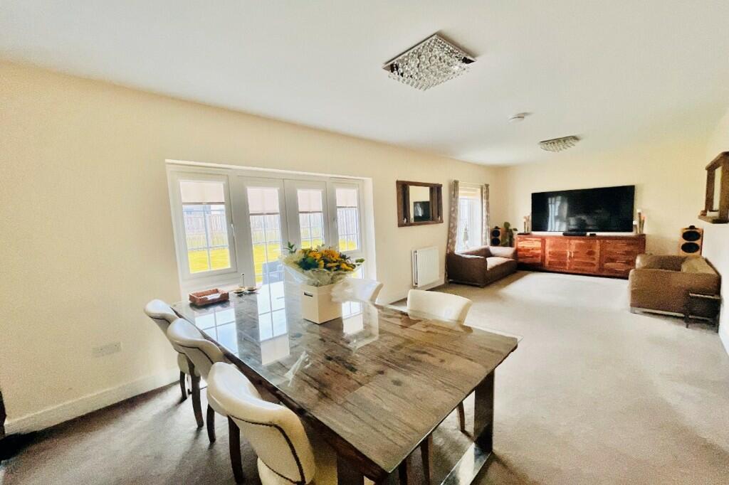 5 bedroom detached house for sale in Crosshill Road,