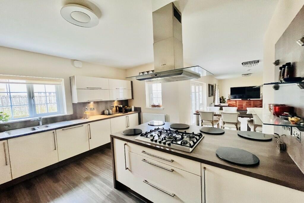5 bedroom detached house for sale in Crosshill Road,