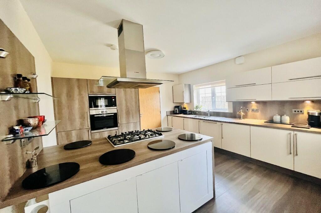 5 bedroom detached house for sale in Crosshill Road,