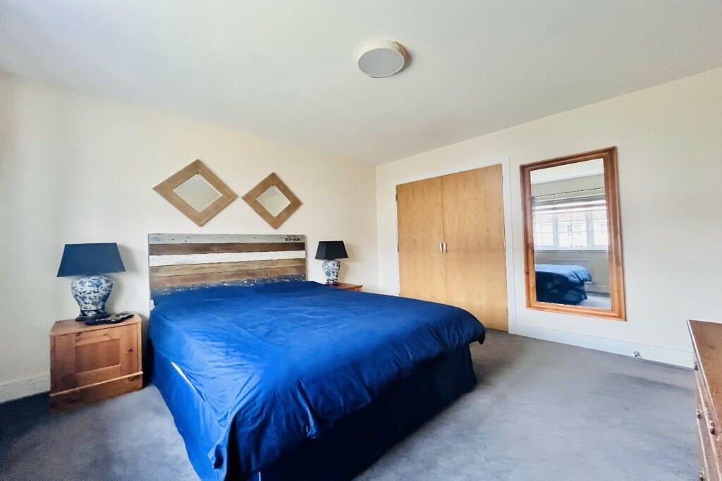 5 bedroom detached house for sale in Crosshill Road,