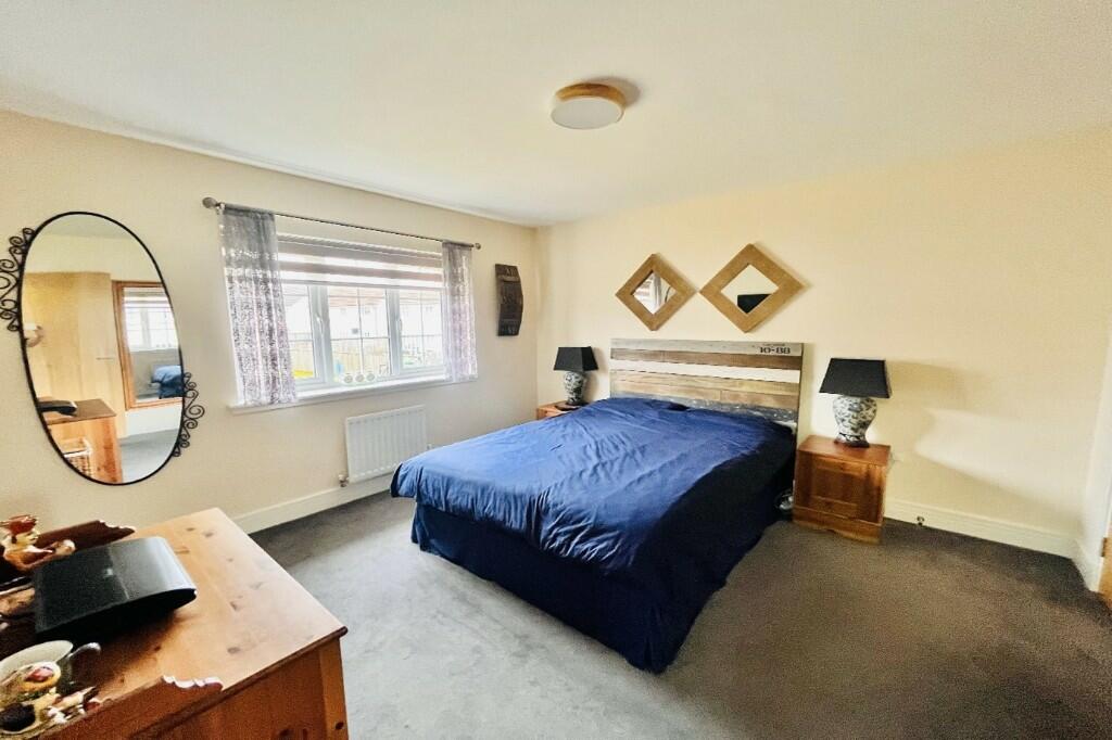 5 bedroom detached house for sale in Crosshill Road,