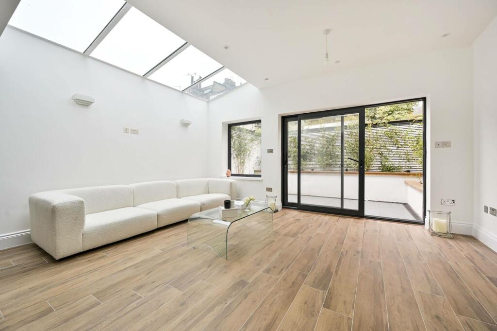 2 bedroom flat for sale in Ashmore Road, Queen's Park, London, W9