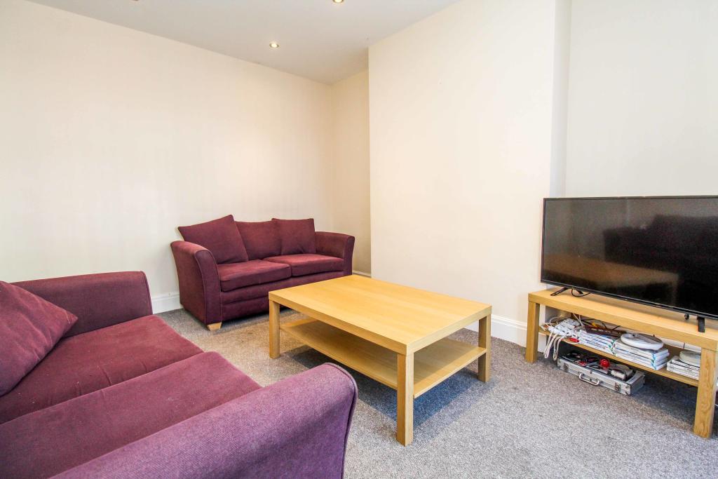 4 bedroom semi-detached house for rent in Headingley Avenue, Headingley, Leeds, LS6