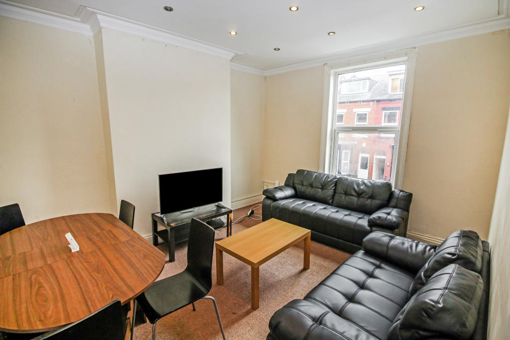4 bedroom terraced house for rent in BILLS INCLUDED: Ebberston Place, Hyde Park, Leeds, LS6