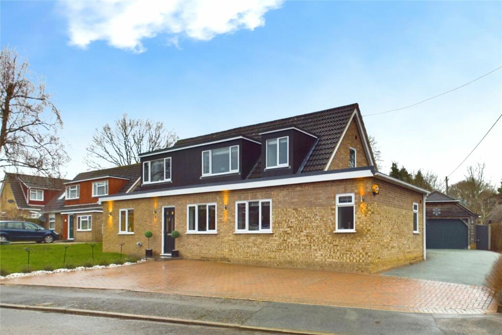 4 bedroom detached house for sale in Mariners Close, Tadley, Hampshire