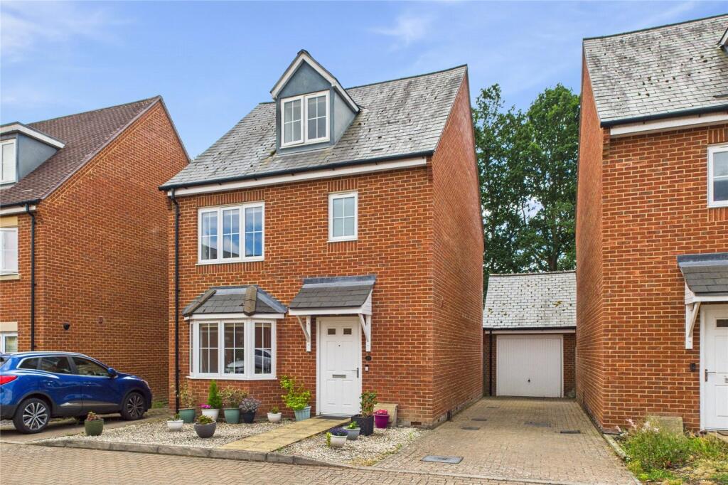 Main image of property: Royal Gardens, Tadley, Hampshire, RG26