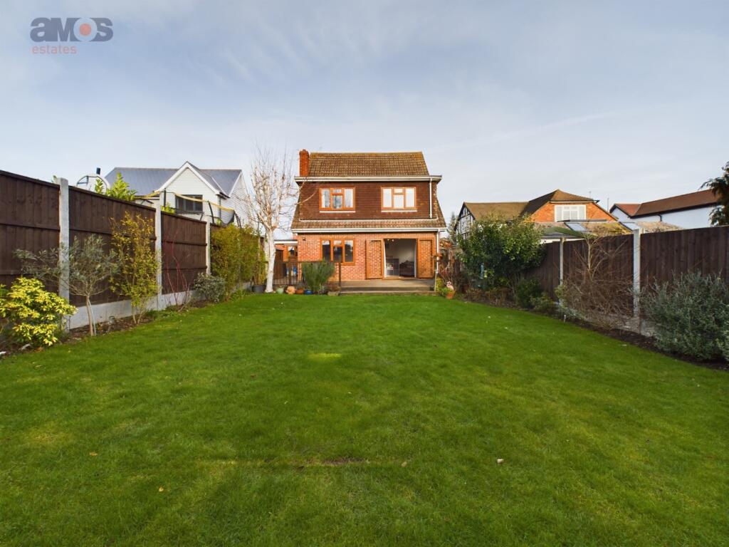 4 bedroom detached house for sale in Hawkwell Park Drive, Hockley