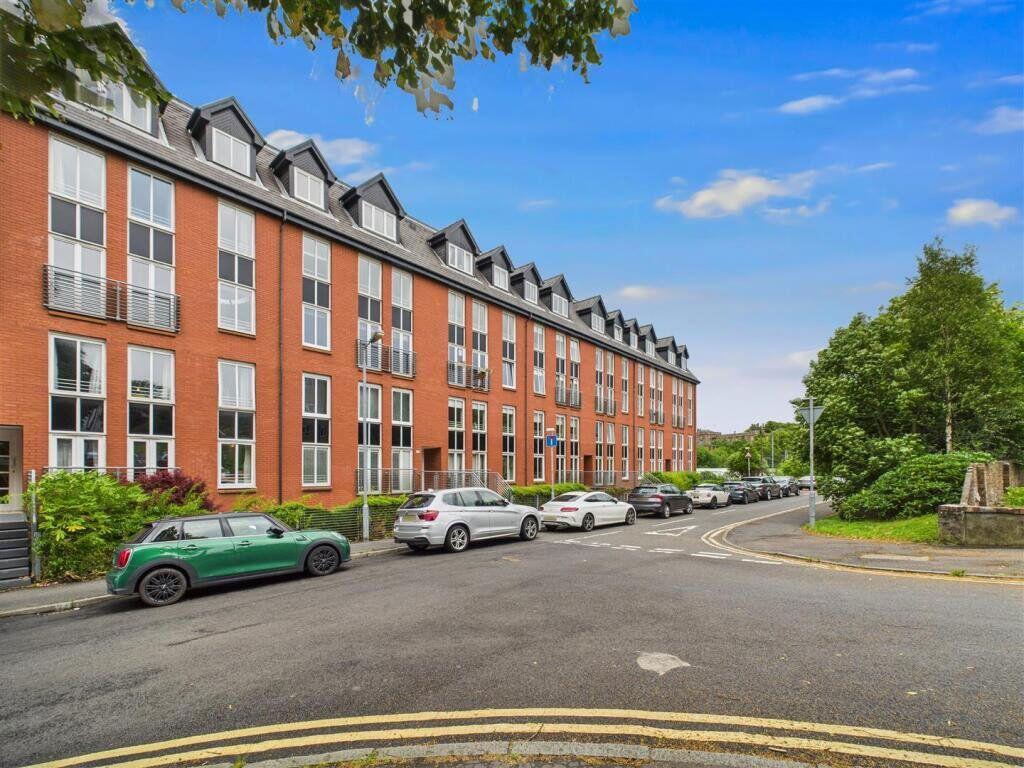 Main image of property: U/F2 bed with roof terrace & Parking @ Randolph Gt