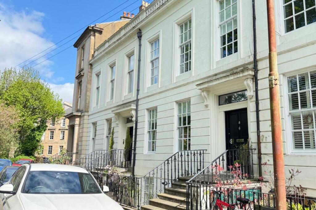 Main image of property: Stunning garden flat @ Lansdowne Cres, G20 6NQ