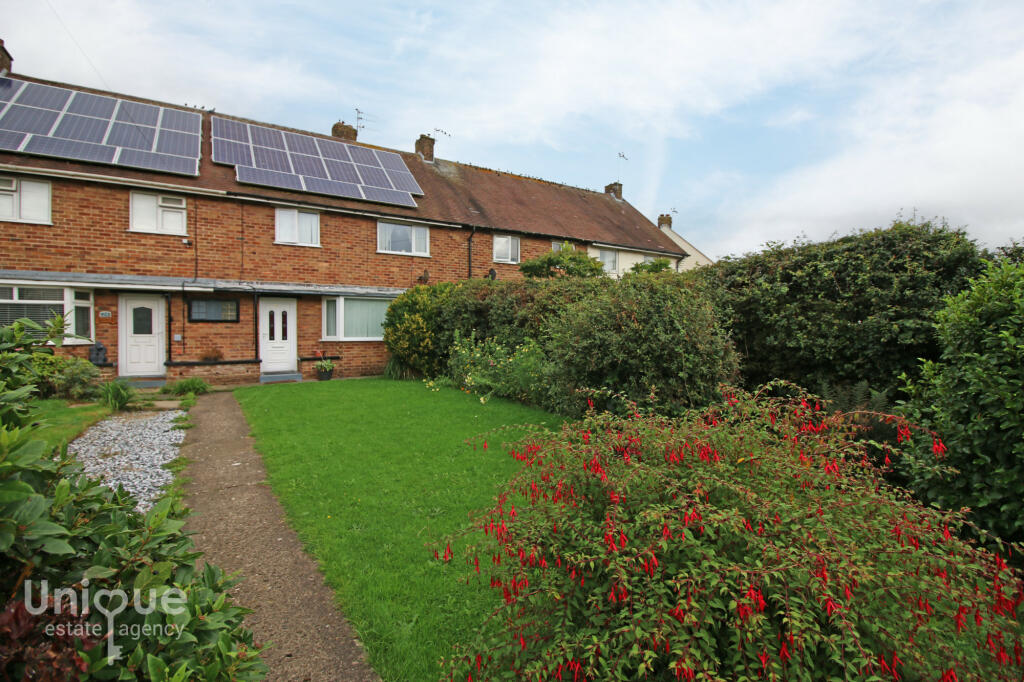 3 bedroom terraced house for sale in Brockholes Crescent, Poultonle