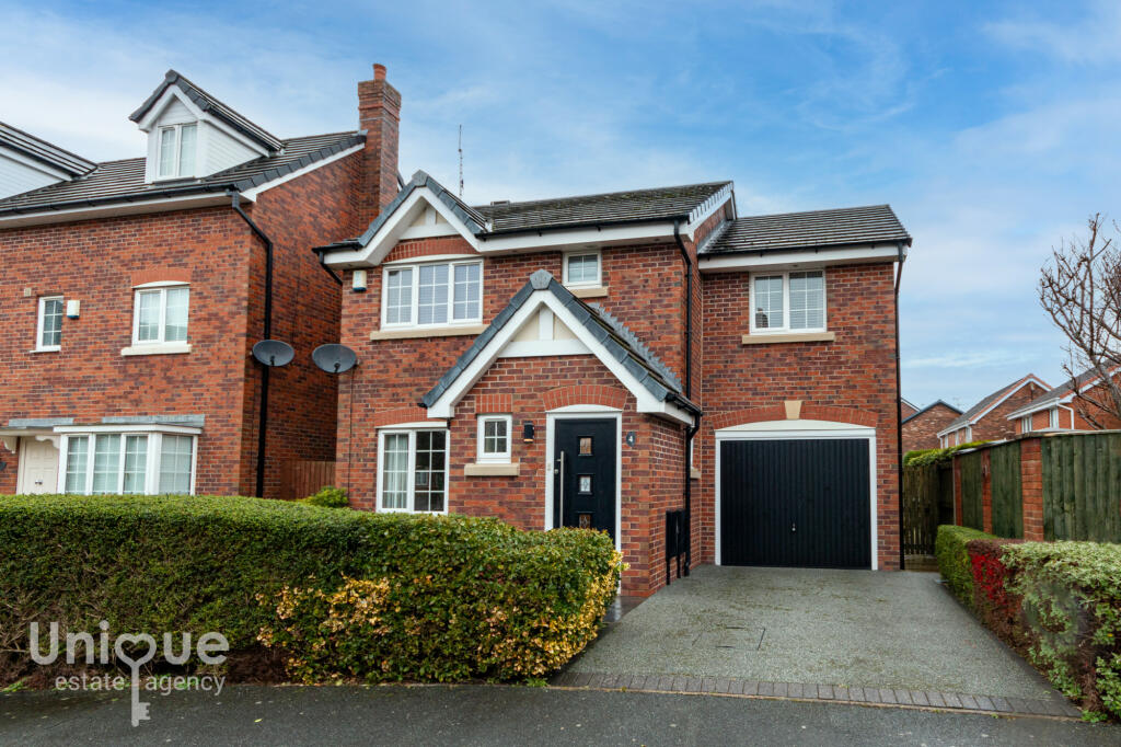 4 bedroom detached house for sale in Sandwell Avenue, Thornton