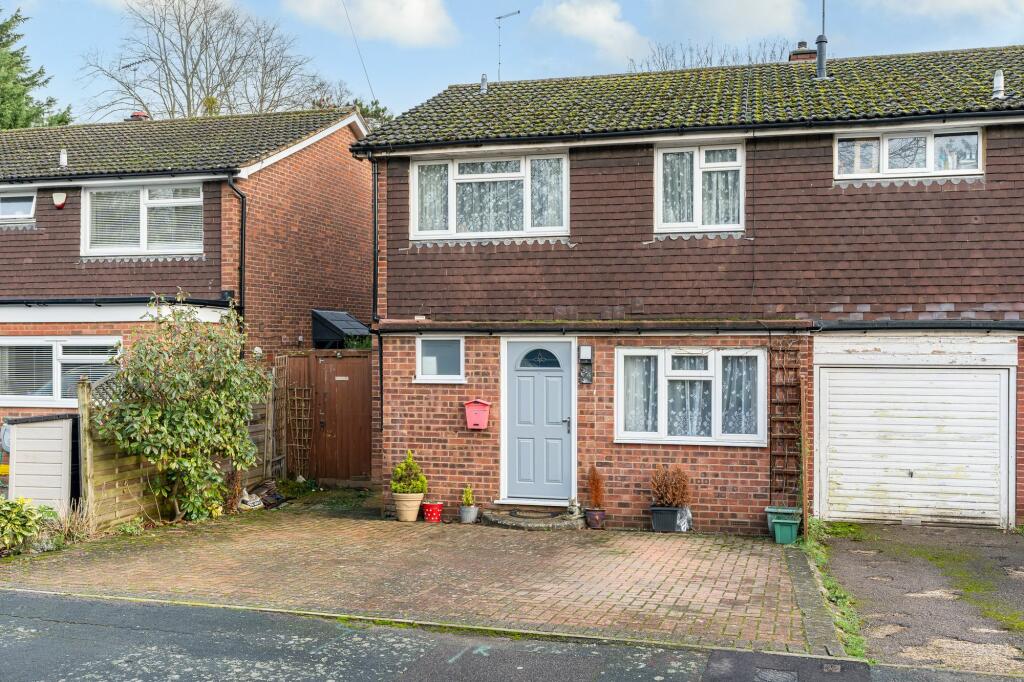 3 bedroom semidetached house for sale in Hoddesdon Road, Stanstead