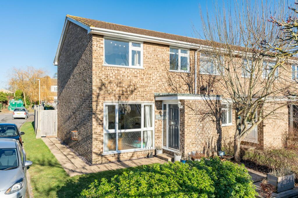 3 bedroom end of terrace house for sale in Dovedale, Ware, SG12