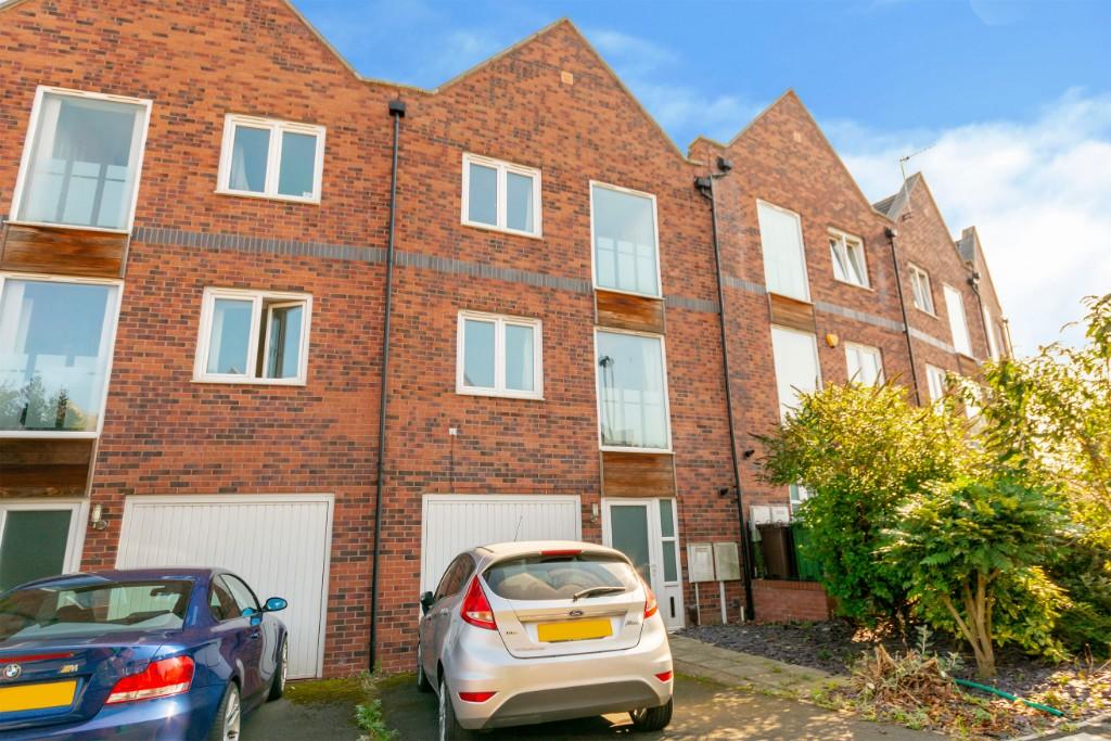 3 bedroom town house for sale in Caxton Road, Nottingham