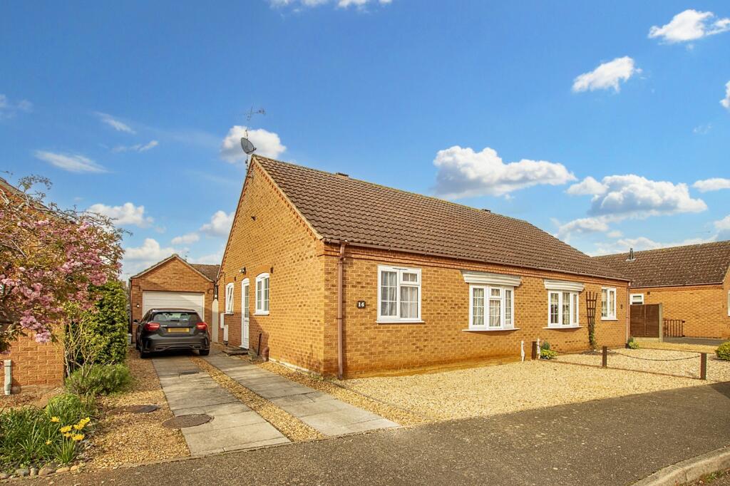 3 bedroom semidetached bungalow for sale in Duck Decoy Close