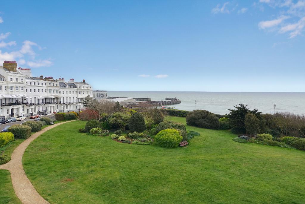 4 bedroom apartment for rent in Sussex Square, Brighton, East Sussex