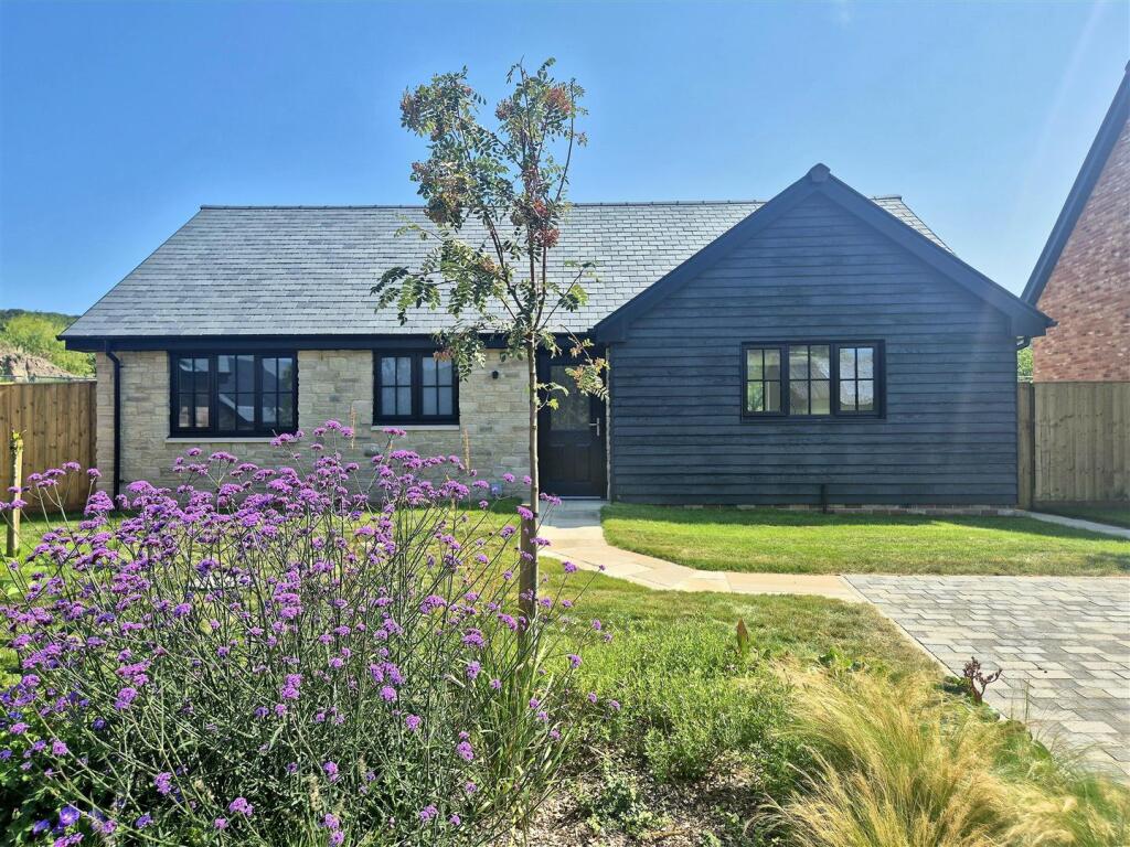 Main image of property: 3 Niton Fields