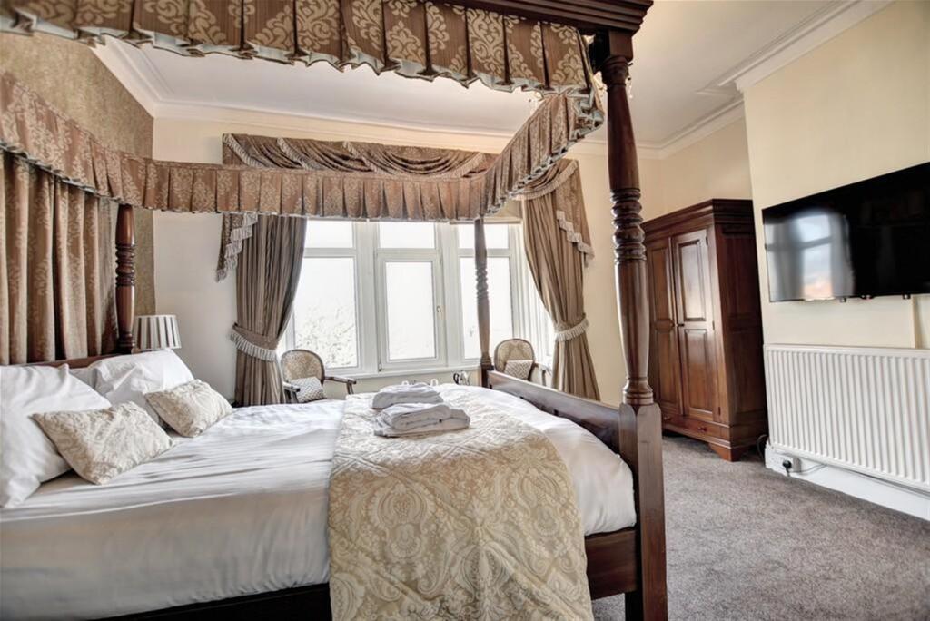 12 bedroom guest house for sale in Guest Houses and B&Bs, Seaburn, Tyne
