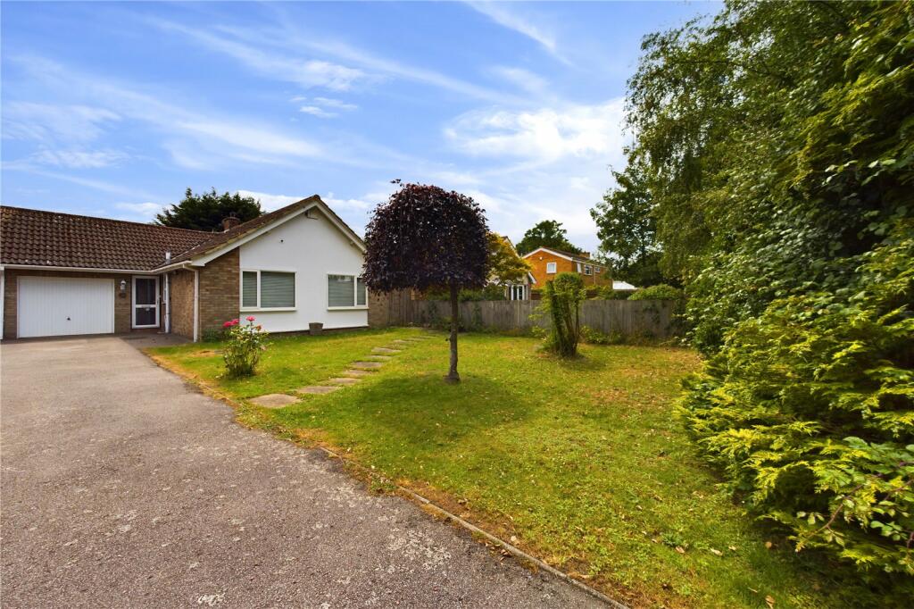 2 bedroom bungalow for sale in High Road, Broom, Biggleswade