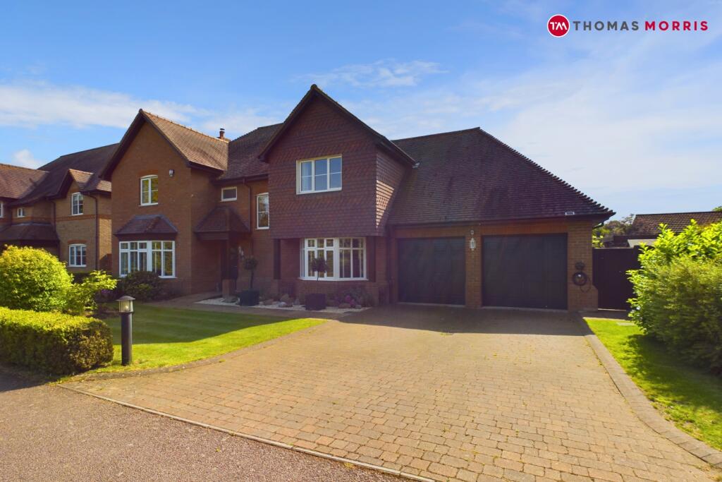 5 bedroom detached house for sale in The Cloches, Beeston, Sandy