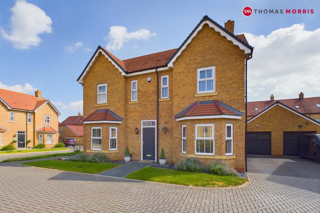 4 bedroom detached house for sale in Gale Drive, Biggleswade