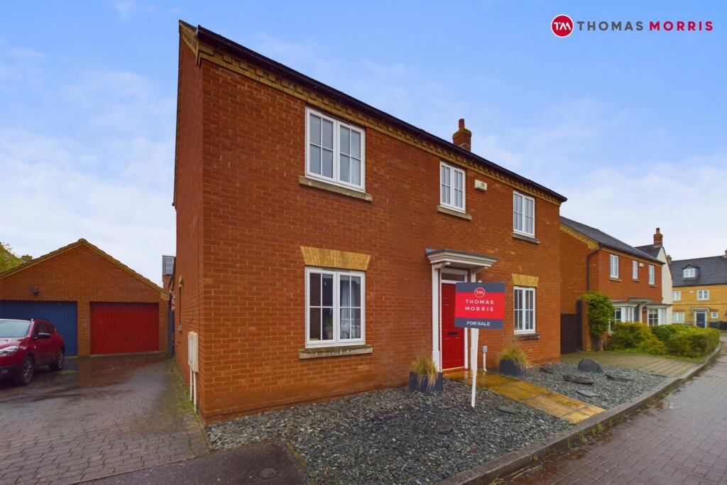 4 bedroom detached house for sale in Banks Drive, Sandy, Bedfordshire, SG19