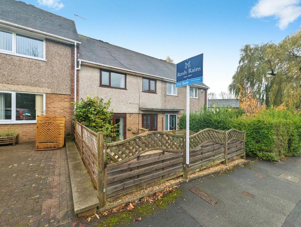 3 bedroom terraced house for sale in Hare Park Avenue, Liversedge, West