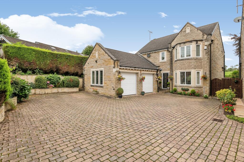 4 bedroom detached house for sale in Lower Lark Hill, Cleckheaton, West