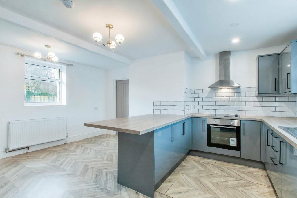 4 bedroom end of terrace house for sale in Whitechapel Road