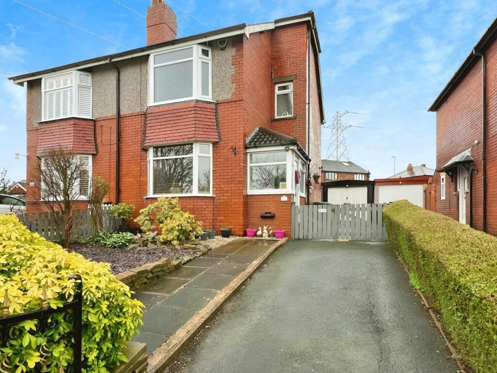 3 bedroom semidetached house for sale in Huddersfield Road, Liversedge