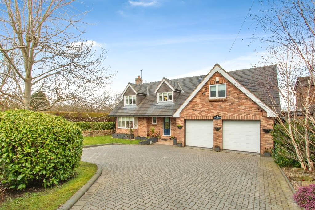 4 bedroom detached house for sale in Halifax Road, Scholes, Cleckheaton, West Yorkshire, BD19