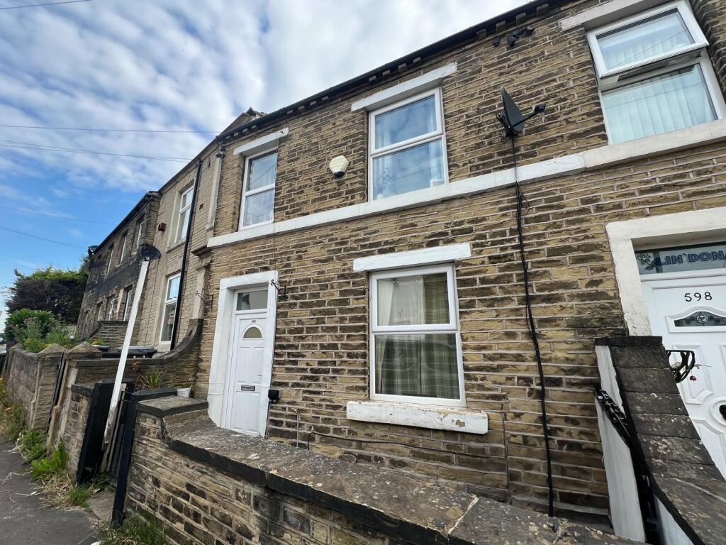 3 bedroom end of terrace house for sale in Halifax Road, Liversedge