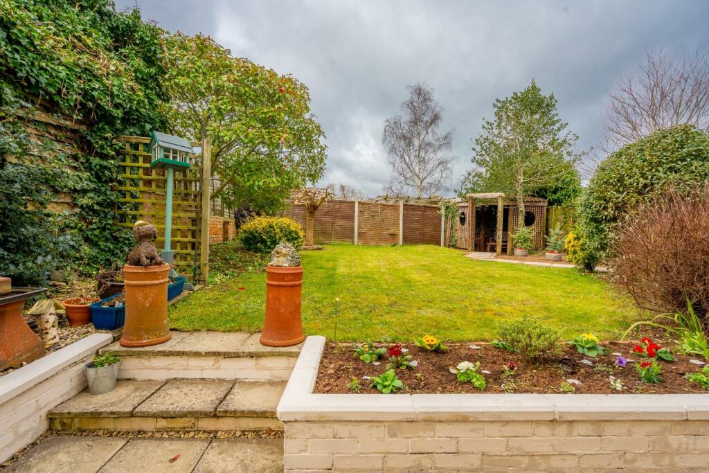 5 bedroom detached house for sale in Substantial 1950's family home in