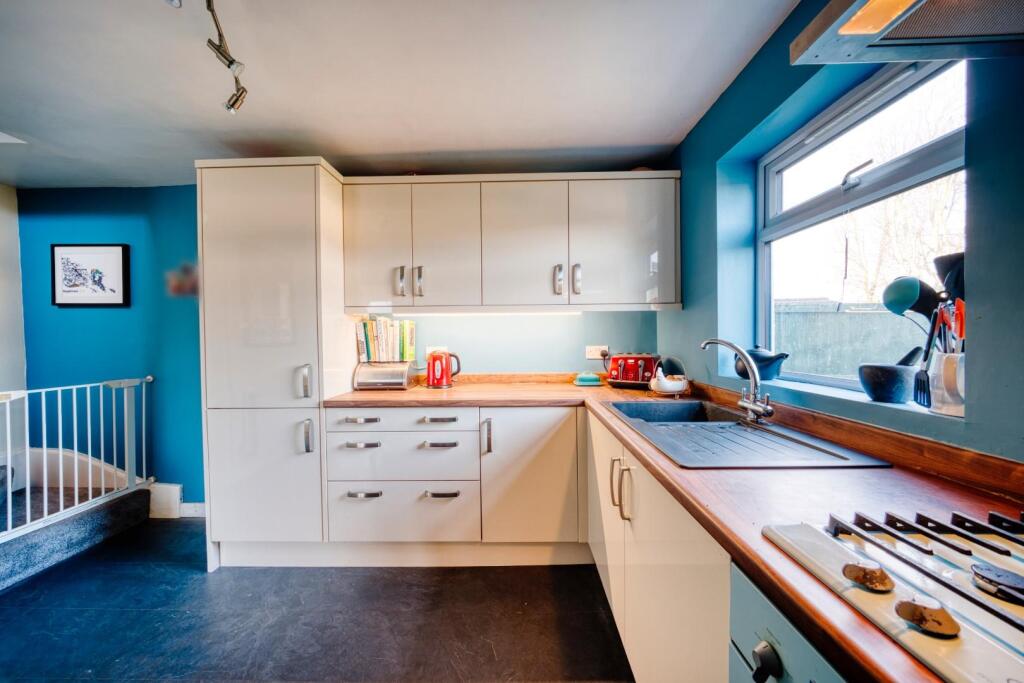 Additional property image - Spacious 1950s two bedroom home in Locking Village