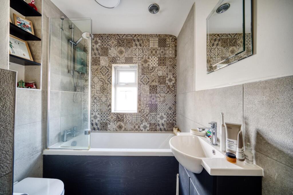 Additional property image - Spacious 1950s two bedroom home in Locking Village