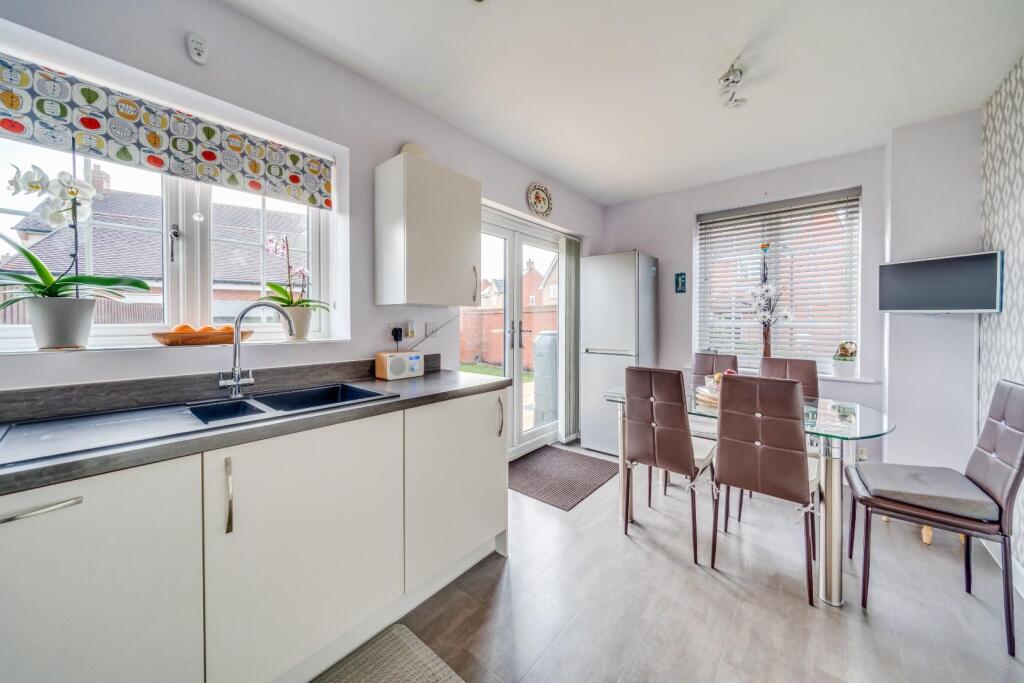 Additional property image - Well presented family home in Yatton's Chestnut Park
