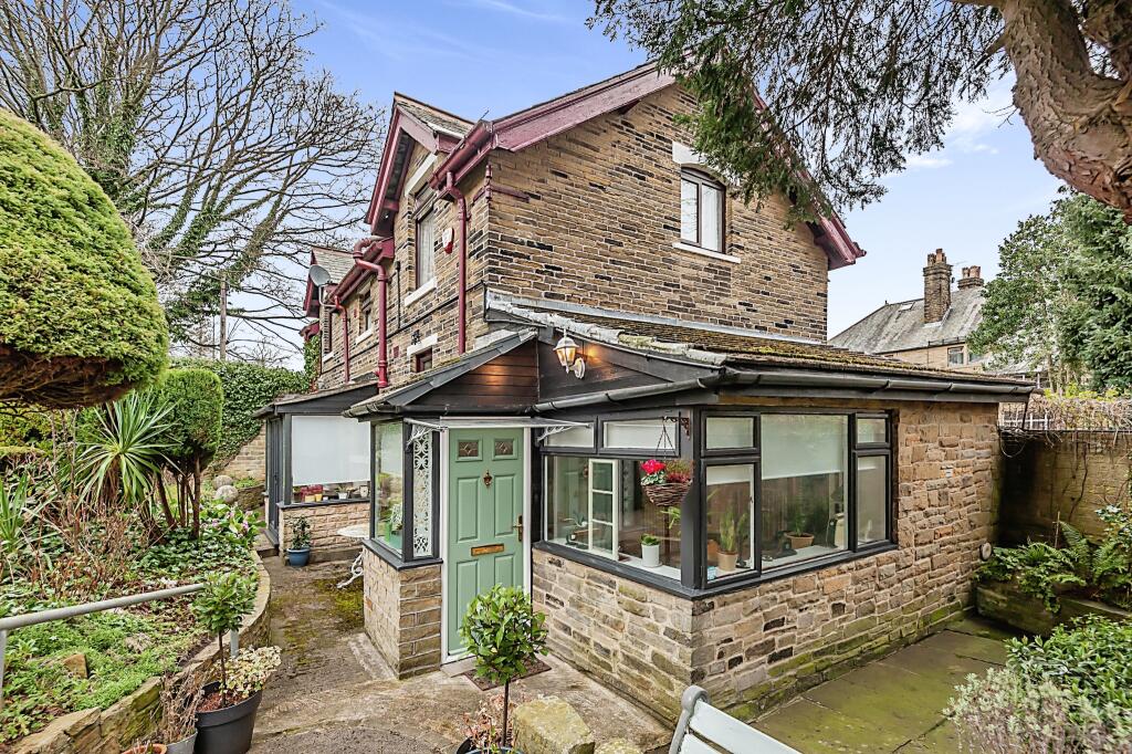 2 bedroom detached house for sale in Carlton Drive, Bradford, BD9