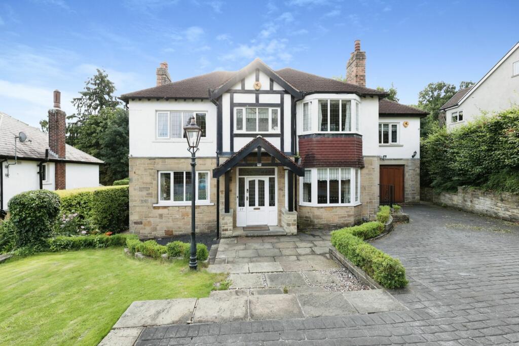 5 bedroom detached house for sale in Ghyll Wood Drive, Bingley, BD16